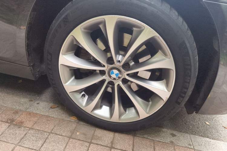 Used BMW 5 Series 2014 530Li Fashion Design Package Right Front Wheel Hub