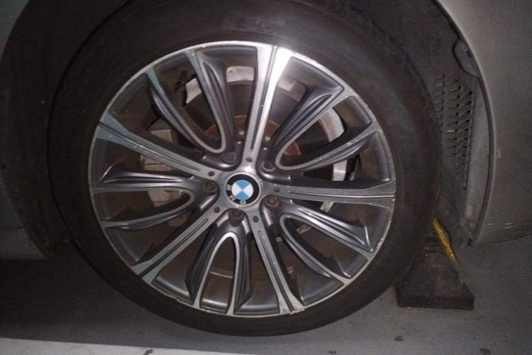 Used BMW 5 Series 2014 520Li Elegant Model Right Front Wheel Hub