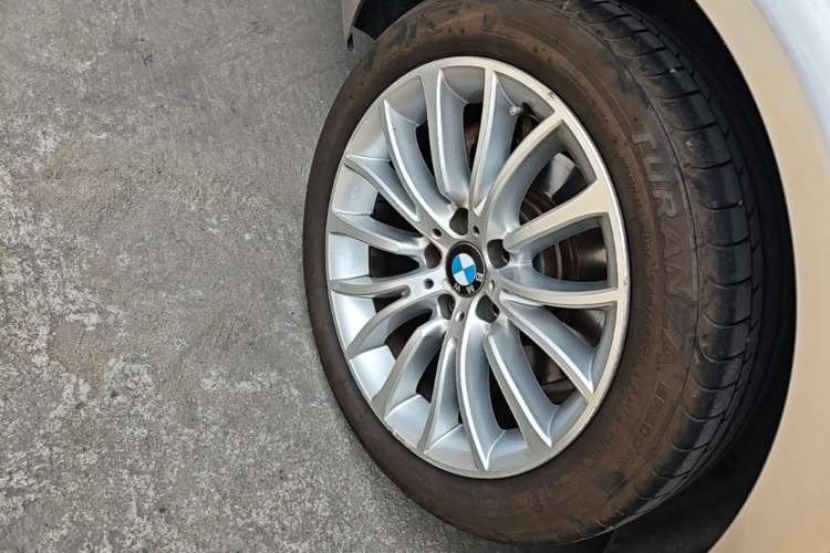 Used BMW 5 Series 2014 525Li Luxury Design Package Right Rear Wheel Hub