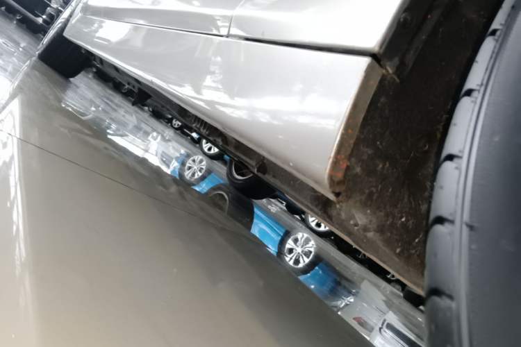 Used BMW 5 Series 2014 525Li Luxury Design Package Right Side Sill