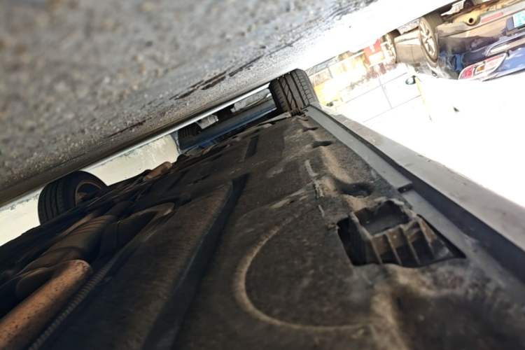 Used BMW 5 Series 2014 525Li Luxury Design Package Right Side Sill
