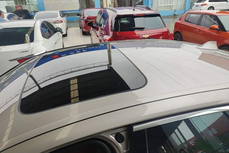 Used BMW 5 Series 2014 528Li Leading Model Roof