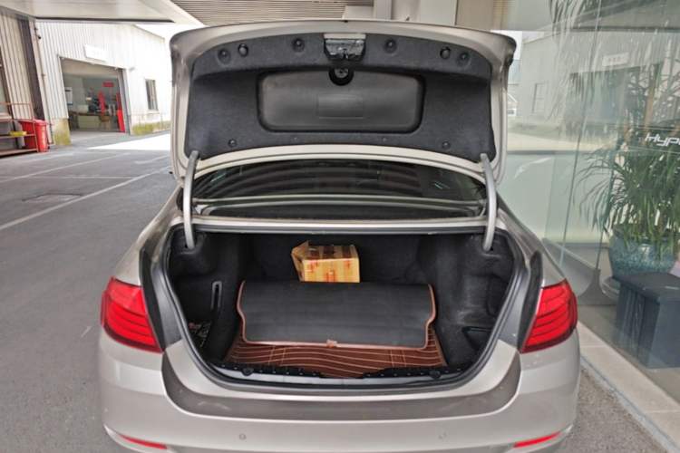 Used BMW 5 Series 2014 525Li Leading Model Trunk