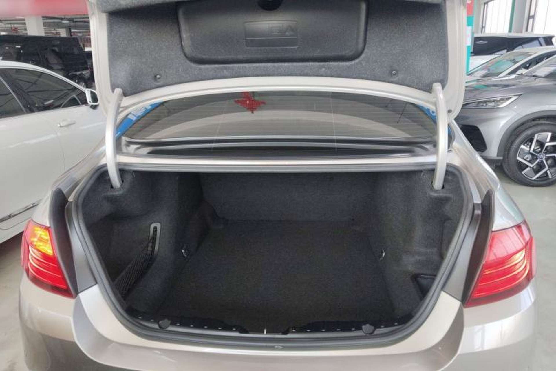 Used BMW 5 Series 2014 525Li Luxury Design Package Trunk