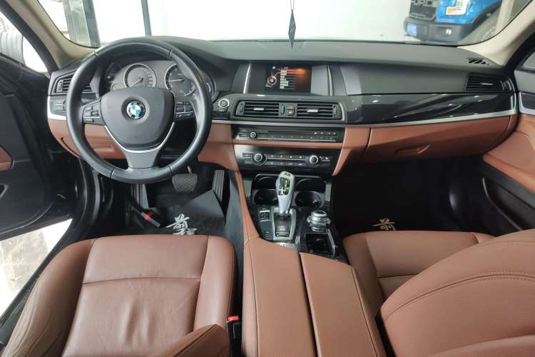 Used BMW 5 Series 2014 520i Touring Edition Center Console