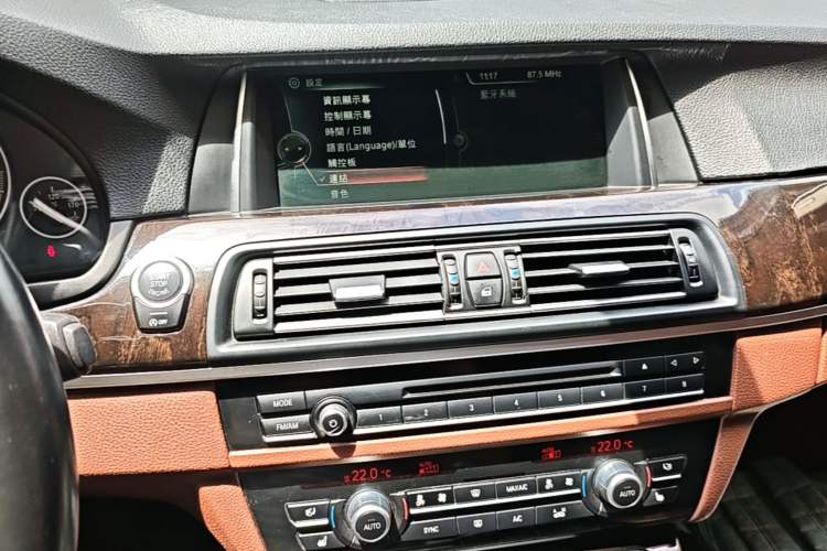 Used BMW 5 Series 2014 535Li Leading Model Audio And AC Panel