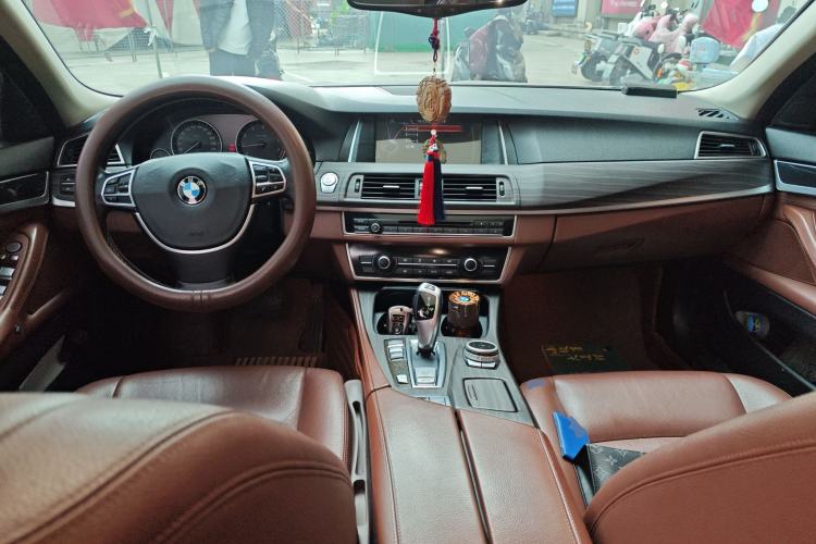 Used BMW 5 Series 2014 520Li Elegant Model Center Console