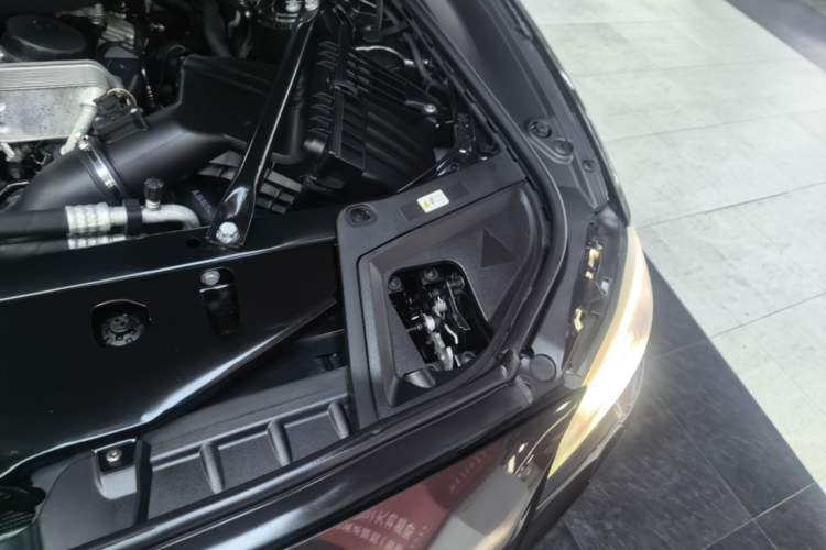 Used BMW 5 Series 2014 525Li Leading Model Engine Bay Left