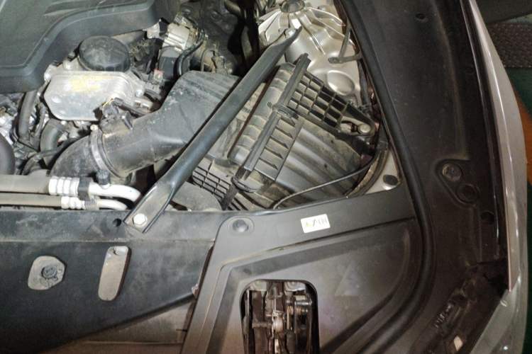 Used BMW 5 Series 2014 525Li Luxury Design Package Engine Bay Left