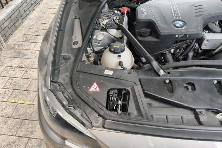 Used BMW 5 Series 2014 525Li Luxury Design Package Engine Bay Right