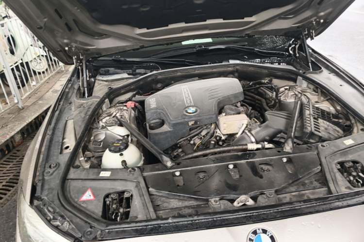 Used BMW 5 Series 2014 525Li Leading Model Engine Bay Right