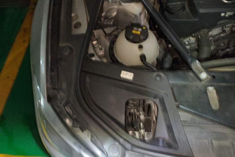 Used BMW 5 Series 2014 525Li Luxury Design Package Engine Bay Right