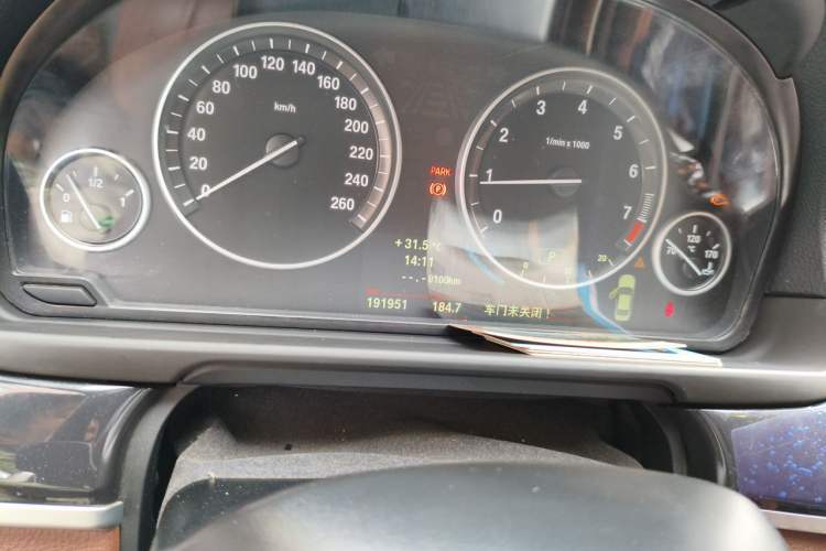 Used BMW 5 Series 2014 520Li Elegant Model Odometer Close Up