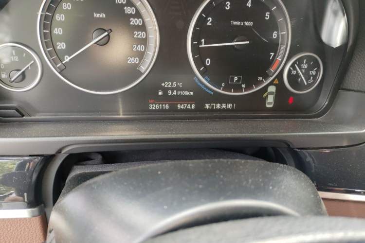 Used BMW 5 Series 2014 520Li Elegant Model Odometer Close Up