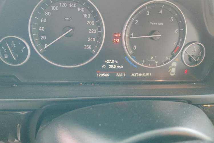 Used BMW 5 Series 2014 525Li Leading Model Odometer Close Up