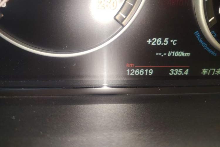 Used BMW 5 Series 2014 525Li Leading Model Odometer Close Up