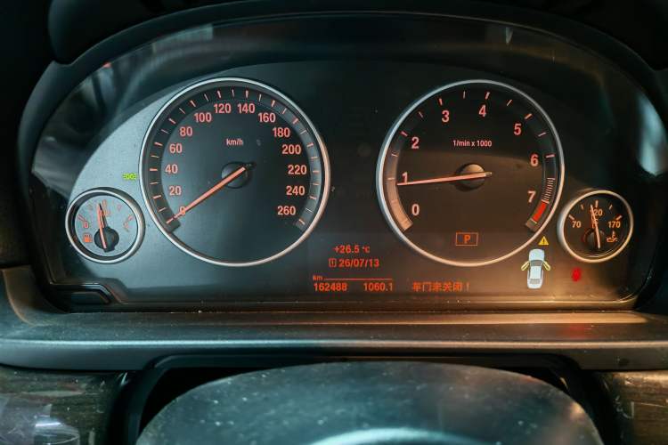 Used BMW 5 Series 2014 525Li Luxury Design Package Odometer Close Up