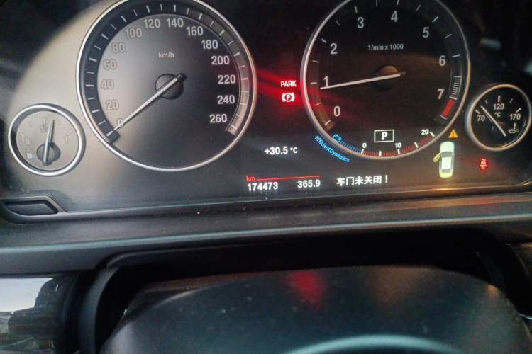 Used BMW 5 Series 2014 528Li Leading Model Odometer Close Up