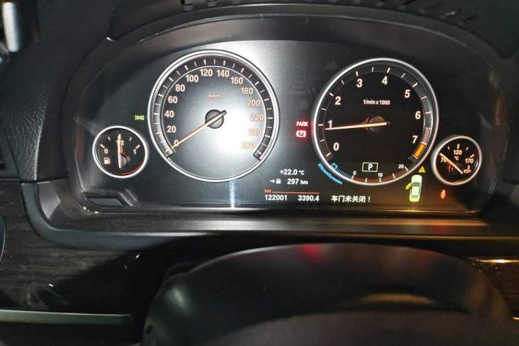 Used BMW 5 Series 2014 525Li Luxury Design Package Odometer Close Up