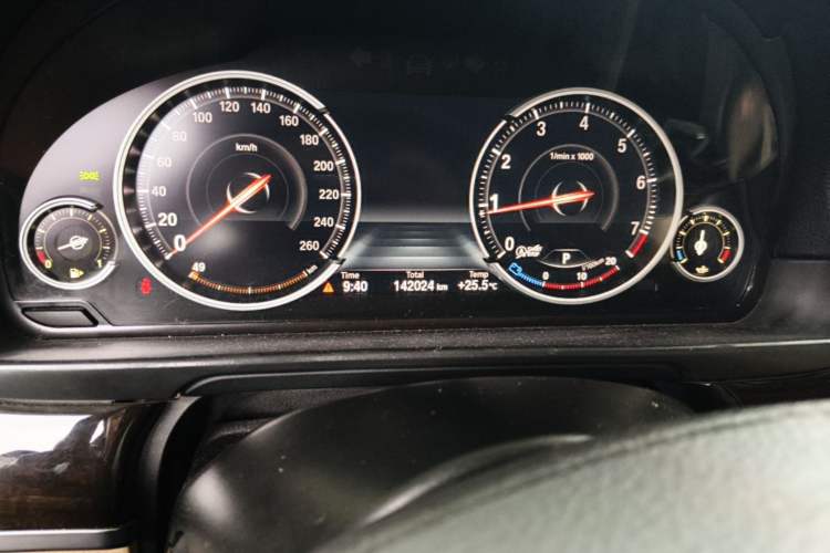 Used BMW 5 Series 2014 525Li Leading Model Odometer Close Up