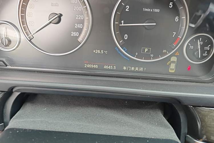 Used BMW 5 Series 2014 525Li Luxury Design Package Odometer Close Up