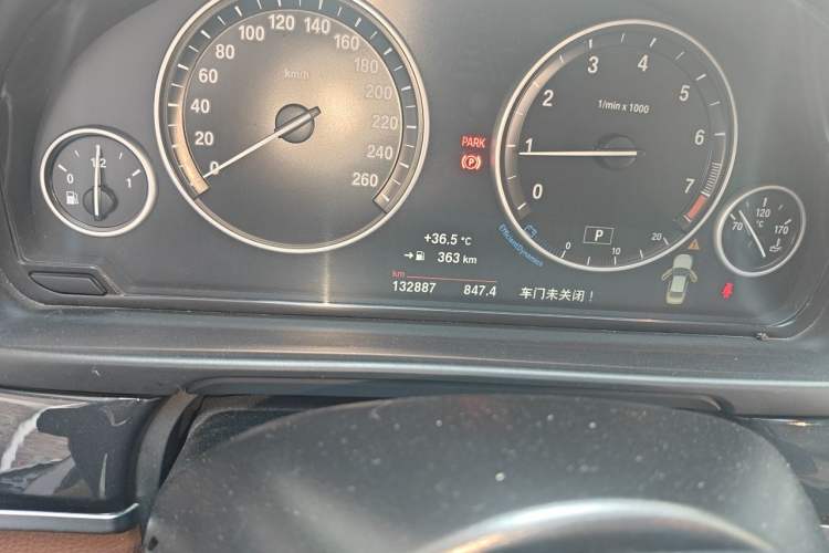 Used BMW 5 Series 2014 520Li Elegant Model Odometer Close Up