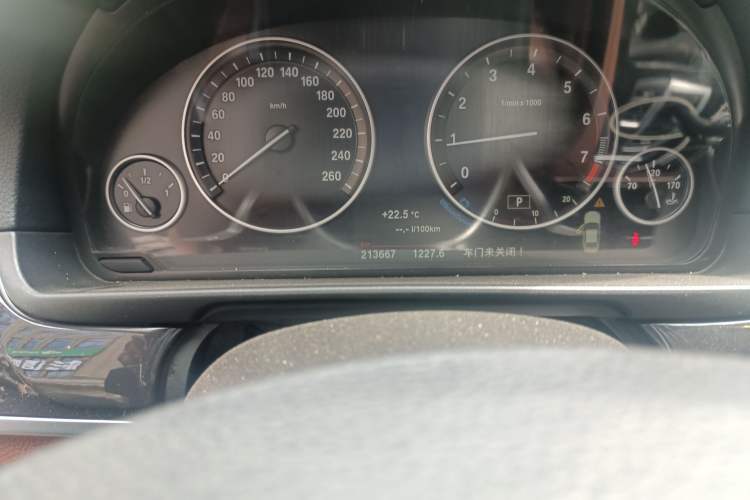 Used BMW 5 Series 2014 520Li Elegant Model Odometer Close Up