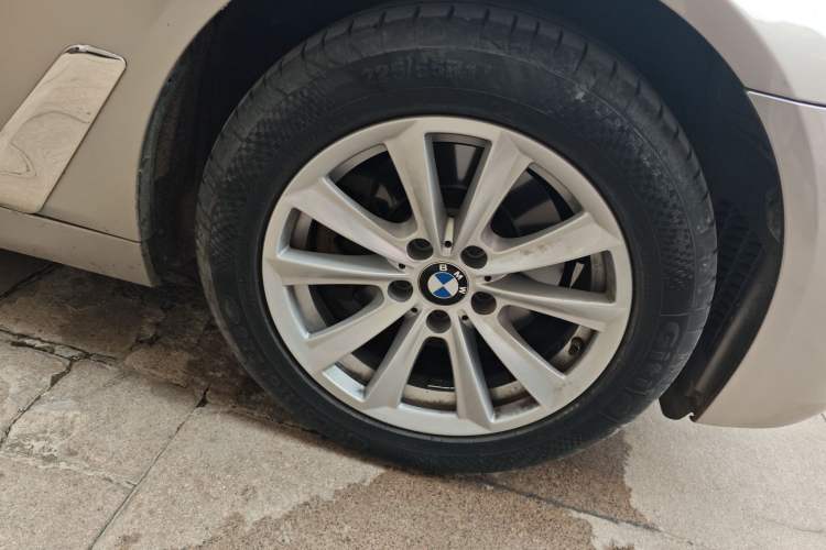 Used BMW 5 Series 2014 520Li Elegant Model Right Front Wheel Hub