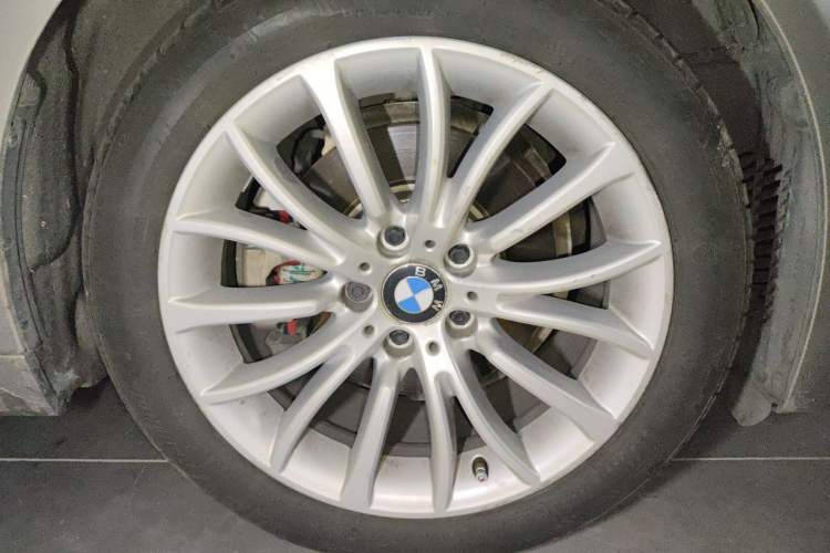 Used BMW 5 Series 2014 525Li Luxury Design Package Right Front Wheel Hub