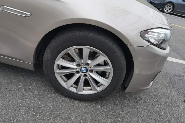 Used BMW 5 Series 2014 520Li Elegant Model Right Front Wheel Hub
