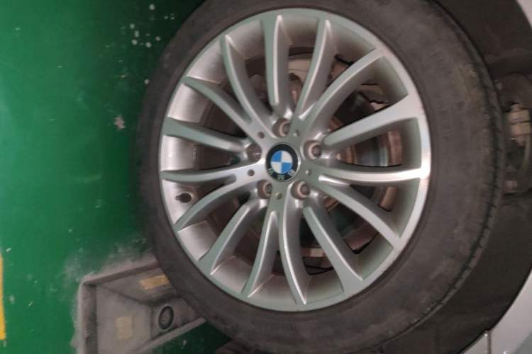 Used BMW 5 Series 2014 525Li Luxury Design Package Right Front Wheel Hub