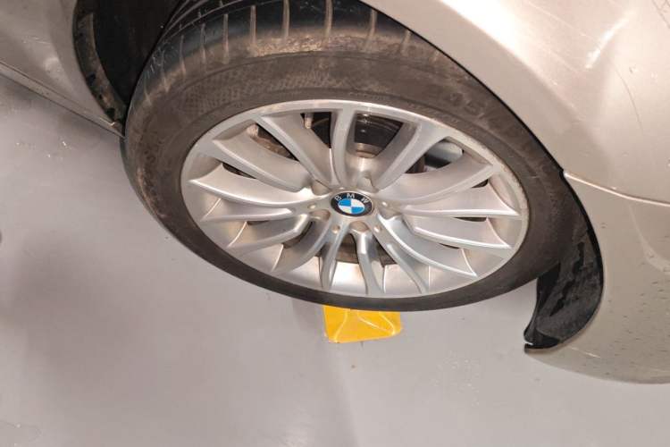 Used BMW 5 Series 2014 525Li Luxury Design Package Right Front Wheel Hub