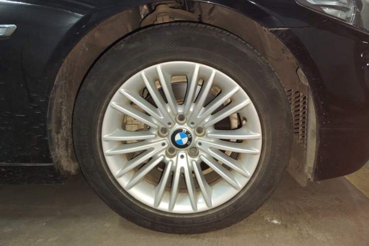 Used BMW 5 Series 2014 525Li Luxury Design Package Right Front Wheel Hub
