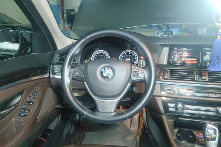 Used BMW 5 Series 2014 525Li Luxury Design Package Steering Wheel