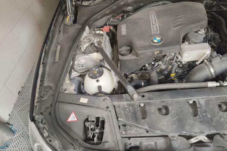 Used BMW 5 Series 2014 525Li Luxury Design Package Engine Bay Right