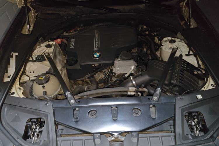 Used BMW 5 Series 2014 525Li Leading Model Engine Bay