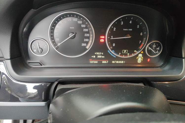 Used BMW 5 Series 2014 520Li Elegant Model Odometer Close Up