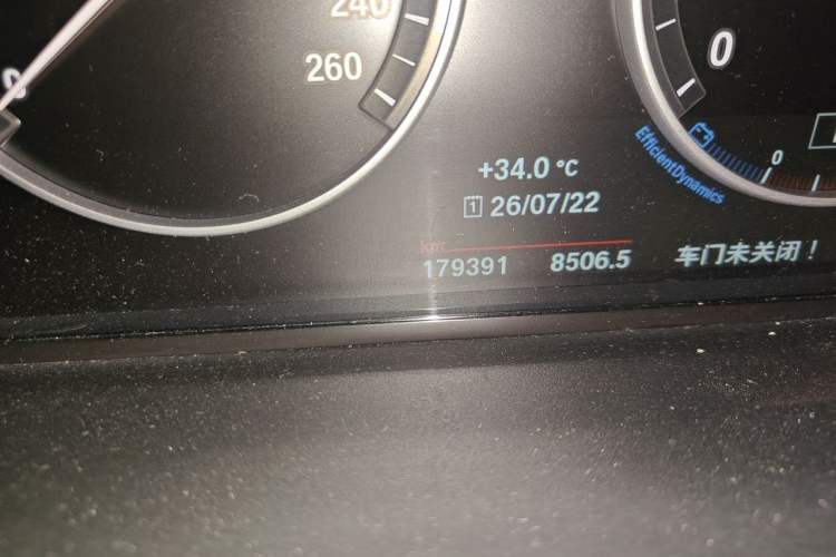 Used BMW 5 Series 2014 525Li Leading Model Odometer Close Up