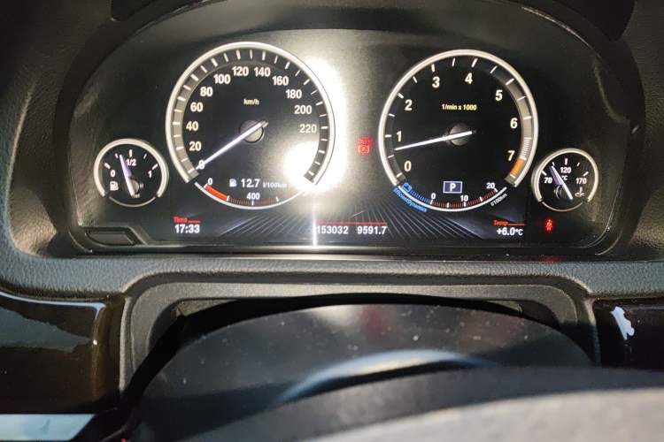 Used BMW 5 Series 2014 535Li Leading Model Odometer Close Up