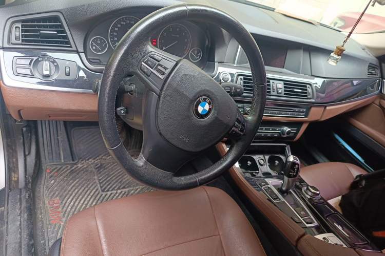 Used BMW 5 Series 2014 520Li Elegant Model Center Console