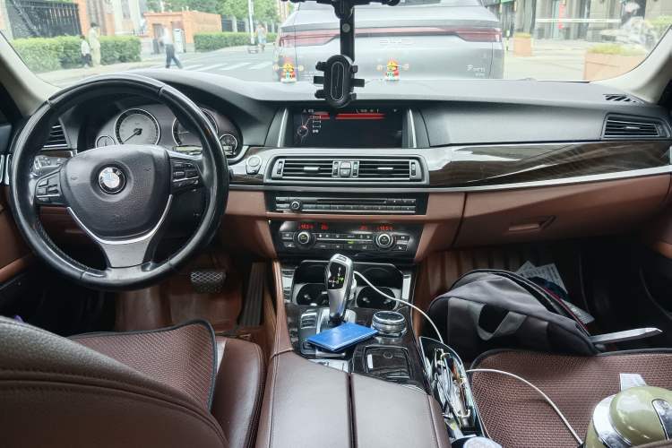 Used BMW 5 Series 2014 528Li Luxury Design Package Center Console