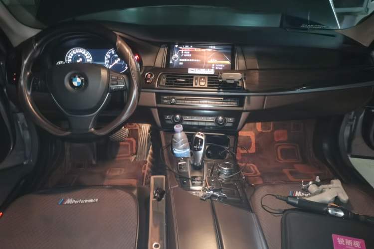 Used BMW 5 Series 2014 525Li Luxury Design Package Center Console