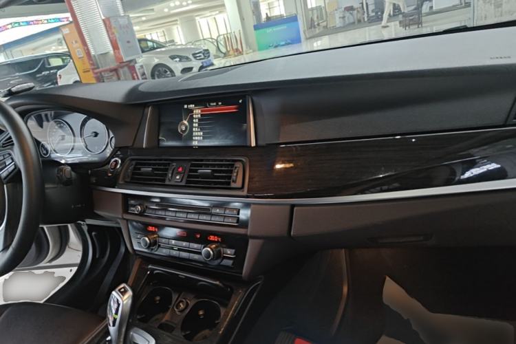Used BMW 5 Series 2014 525Li Luxury Design Package Center Console