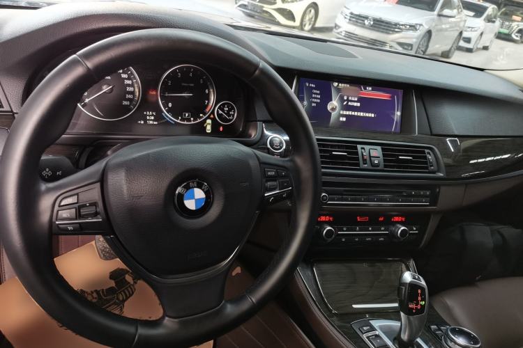 Used BMW 5 Series 2014 525Li Luxury Design Package Center Console