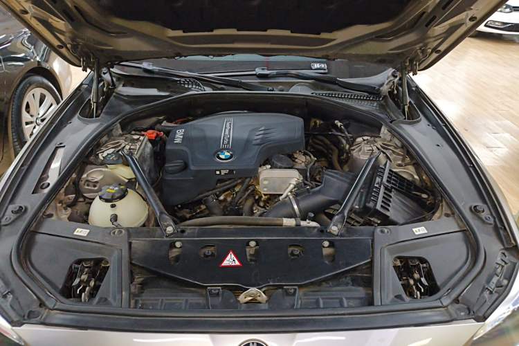 Used BMW 5 Series 2014 525Li Leading Model Engine Bay