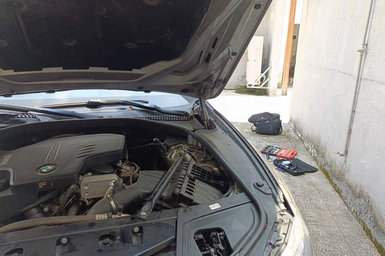 Used BMW 5 Series 2014 525Li Luxury Design Package Engine Bay Left