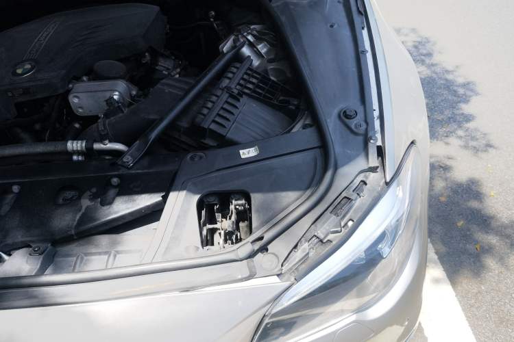 Used BMW 5 Series 2014 525Li Luxury Design Package Engine Bay Left