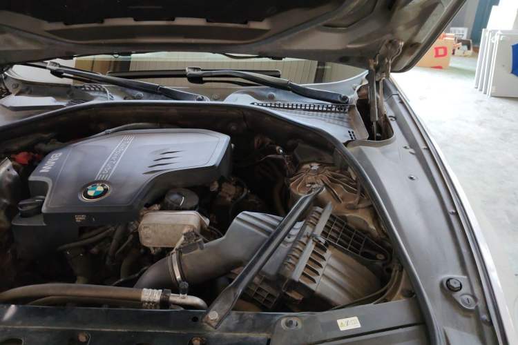Used BMW 5 Series 2014 525Li Leading Model Engine Bay Left