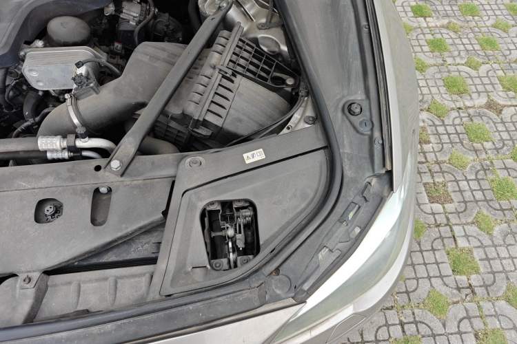 Used BMW 5 Series 2014 520Li Elegant Model Engine Bay Left