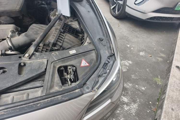 Used BMW 5 Series 2014 520Li Elegant Model Engine Bay Left